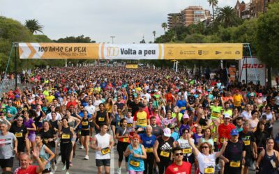 Més de 7500 persones celebren el centenari de la Volta a peu València